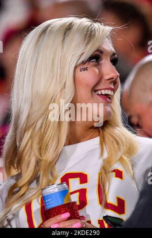 Los Angeles, Kalifornien. 5.. November 2022. USC-Trojaner-Fan während des NCAA-Fußballspiels zwischen den USC-Trojanern und den kalifornischen Goldenen Bären im Coliseum in Los Angeles, Kalifornien. Obligatorisches Foto: Louis Lopez/Cal Sport Media/Alamy Live News Stockfoto