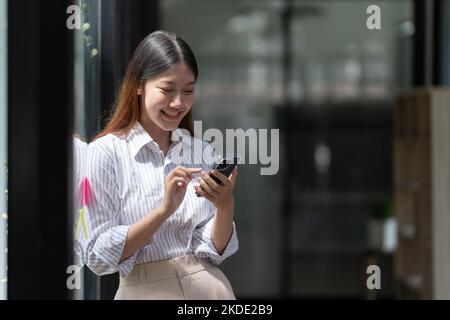 Eine Geschäftsfrau vervollständigt KYC mithilfe eines Online-Banking-Programms, um ein digitales Sparkonto zu eröffnen. Die Definition von Cyber-Sicherheit Stockfoto