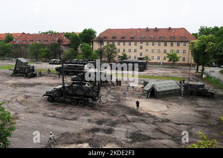 Soldier's from U.S. Army Europe's Alpha Battery, 5. Bataillon, 7. Air Defense Artillery Regiment, machen Mitglieder des polnischen Militärs mit der Durchführung von vorbeugenden Wartungsarbeiten an den Patriot-Raketensystemen in Morag, Polen, 1. Juni 2010 vertraut. Dies ist das erste Mal, dass ein US-Raketensystem nach Polen kommt, um ein neues Rotationstrainingprogramm zu absolvieren, das die polnischen Streitkräfte mit dem Patriot-Raketensystem vertraut machen soll. Das Training soll beiderseitigen Nutzen für die Verbesserung der polnischen Luftverteidigungsfähigkeiten bieten und gleichzeitig die Fähigkeiten der US-Patriot-Besatzungsmitglieder entwickeln. Diese Art von mu Stockfoto