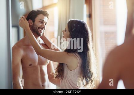 Ich bin einfach so verliebt in dich. Ein liebevolles junges Paar, das in ihrem Schlafzimmer steht. Stockfoto