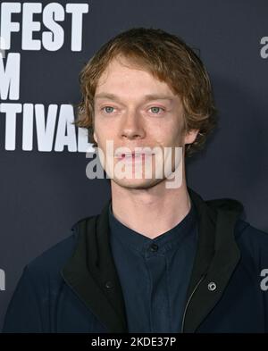 Los Angeles, USA. 04.. November 2022. Alfie Allen bei der Premiere des AFI Fest für „She Said“ im TCL Chinese Theatre, Hollywood. Bildquelle: Paul Smith/Alamy Live News Stockfoto