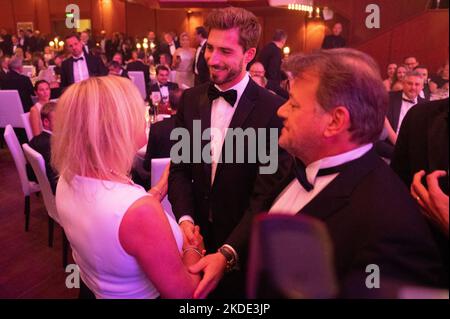 05. November 2022, Hessen, Frankfurt am Main: Bundesinnenministerin Nancy Faeser (SPD) und Eintracht-Torwart Kevin Trapp sprechen beim Deutschen Sport-Presseball 40. unter dem Motto '40 Balls for Frankfurt. Einzigartig in Deutschland" an der Alten Oper. Foto: Sebastian Gollnow/dpa Stockfoto