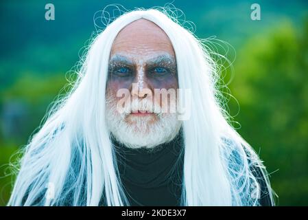 Bärtiger Mann, gekleidet wie Halloween Monster. Teufelsmann an Halloween-Nacht. Vampir Halloween Konzept. Design für Halloween Banner. Stockfoto