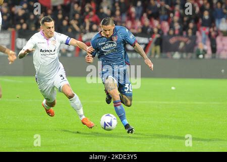 Pasquale Mazzocchi von US Salernitana konkurriert um den Ball mit Emanuele Valeri von US Cremonese während der Serie A Spiel zwischen US Salernitana 1919 gegen US Cremonese im Stadio Arechi Stockfoto