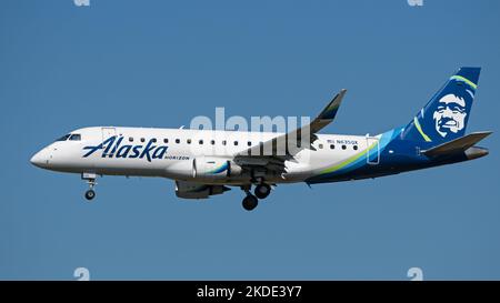 Richmond, British Columbia, Kanada. 10. September 2022. Ein Alaska Horizon Embraer E175LR-Schmalkörper-Jetliner (N635QX), der bei der Landung auf dem internationalen Flughafen Vancouver in der Luft landet. (Bild: © Bayne Stanley/ZUMA Press Wire) Stockfoto