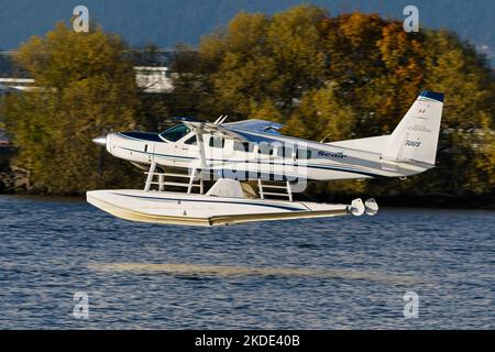 Richmond, British Columbia, Kanada. 1.. November 2022. Ein Cessna 208 Caravan-Wasserflugzeug (C-GUUS), das zu SEAIR Seaplanes gehört, hebt vom Vancouver International Water Airport ab, der sich am Fraser River neben dem South Terminal des Vancouver International Airport befindet. (Bild: © Bayne Stanley/ZUMA Press Wire) Stockfoto