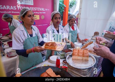 Frauen aus den Selbsthilfegruppen des Staates Maharashtra, die Misal Pav während des Saras Food Festivals, das vom Ministerium für ländliche Entwicklung in Baba Kharak Singh Marg, Connaught Place, organisiert wurde, betreuen. Das Saras Food Festival ist ein einzigartiges Beispiel für die Ermächtigung von Frauen. Etwa 150 Unternehmerinnen und Mitglieder von Selbsthilfegruppen (Selbsthilfegruppen sind ein Ausschuss für Finanzintermediäre, der in der Regel aus 12 bis 25 lokalen Frauen im Alter zwischen 18 und 50 Jahren besteht) Aus 17 Staaten nehmen an dieser Veranstaltung Teil, die ihnen die Möglichkeit gibt, ihre Fähigkeiten in der Lebensmittelindustrie zu präsentieren. (Foto von Pradeep Gaur/SOPA Images/Sipa US Stockfoto