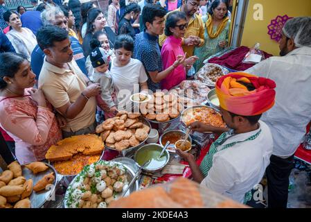 Neu-Delhi, Indien. 05.. November 2022. Ein überfüllter Rajasthan Food Stall bei Saras Food Festival organisiert vom Ministerium für ländliche Entwicklung in Baba Kharak Singh Marg, Connaught Place. Das Saras Food Festival ist ein einzigartiges Beispiel für die Ermächtigung von Frauen. Etwa 150 Unternehmerinnen und Mitglieder von Selbsthilfegruppen (Selbsthilfegruppen sind ein Ausschuss für Finanzintermediäre, der in der Regel aus 12 bis 25 lokalen Frauen im Alter zwischen 18 und 50 Jahren besteht) Aus 17 Staaten nehmen an dieser Veranstaltung Teil, die ihnen die Möglichkeit gibt, ihre Fähigkeiten in der Lebensmittelindustrie zu präsentieren. Kredit: SOPA Images Limited/Alamy Live Nachrichten Stockfoto