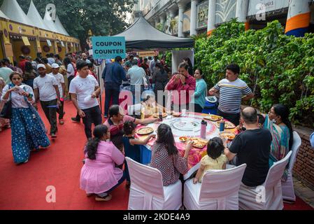 Menschen genießen traditionelle Lebensmittel aus den indischen Bundesstaaten während des Saras Food Festivals, das vom Ministerium für ländliche Entwicklung in Baba Kharak Singh Marg, Connaught Place, organisiert wird. Das Saras Food Festival ist ein einzigartiges Beispiel für die Ermächtigung von Frauen. Etwa 150 Unternehmerinnen und Mitglieder von Selbsthilfegruppen (Selbsthilfegruppen sind ein Ausschuss für Finanzintermediäre, der in der Regel aus 12 bis 25 lokalen Frauen im Alter zwischen 18 und 50 Jahren besteht) Aus 17 Staaten nehmen an dieser Veranstaltung Teil, die ihnen die Möglichkeit gibt, ihre Fähigkeiten in der Lebensmittelindustrie zu präsentieren. Stockfoto