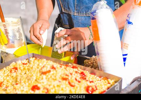 Geriebener Käse für Esquites, traditionelles mexikanisches Street Food. Stockfoto