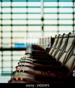 Nichts zu tun als zu warten. Sitzreihen in einer leeren Abflughalle. Stockfoto