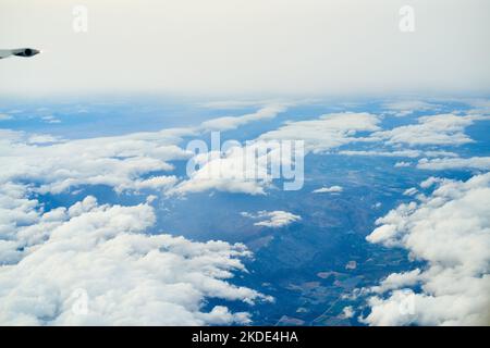 Nichts als blauer Himmel und Sonnenschein. Ein wolkig Blick von einem Flugzeugfenster aus gesehen. Stockfoto