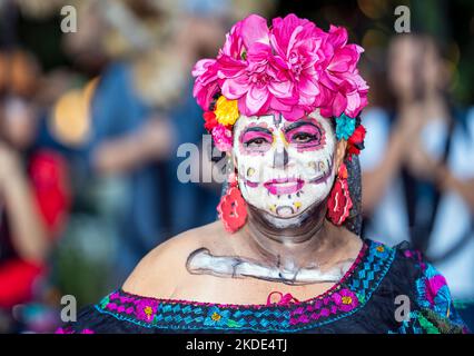 Fort Lauderdale, USA. 05.. November 2022. Teilnehmer der Feierlichkeiten zum Tag der Toten ( Dia de los Muertos ) am 5. November 2022 in Fort Lauderdale, Florida. Der Tag der Toten hat seinen Ursprung in Mexiko und wird von mexikanischen Amerikanern als Hommage an das Leben von verstorbenen Angehörigen gefeiert.(Foto von Ronen Tivony/Sipa USA) *** Bitte verwenden Sie Kredit vom Kreditfeld *** Credit: SIPA USA/Alamy Live News Stockfoto