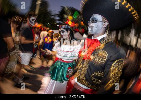 Fort Lauderdale, USA. 05.. November 2022. Teilnehmer der Feierlichkeiten zum Tag der Toten ( Dia de los Muertos ) am 5. November 2022 in Fort Lauderdale, Florida. Der Tag der Toten hat seinen Ursprung in Mexiko und wird von mexikanischen Amerikanern als Hommage an das Leben von verstorbenen Angehörigen gefeiert.(Foto von Ronen Tivony/Sipa USA) *** Bitte verwenden Sie Kredit vom Kreditfeld *** Credit: SIPA USA/Alamy Live News Stockfoto