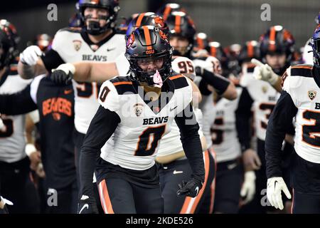 Seattle, WA, USA. 04.. November 2022. Oregon State Beavers Wide Receiver Tre'Shaun Harrison (0), als das Team vor dem NCAA-Fußballspiel zwischen den Oregon State Beavers und Washington Huskies im Husky Stadium in Seattle, WA, ins Feld kommt. Washington besiegte den Staat Oregon 24-21. Steve Faber/CSM/Alamy Live News Stockfoto