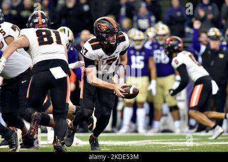 Seattle, WA, USA. 04.. November 2022. Der Quarterback von Oregon State Beavers Ben Gulbranson (17) wird während des NCAA-Fußballspiels zwischen den Oregon State Beavers und Washington Huskies im Husky Stadium in Seattle, WA, zur Hand gehen. Washington besiegte den Staat Oregon 24-21. Steve Faber/CSM/Alamy Live News Stockfoto