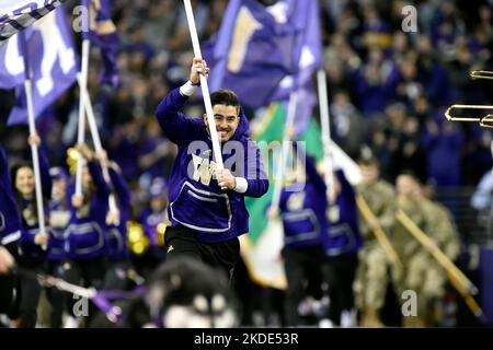 Seattle, WA, USA. 04.. November 2022. Vor dem NCAA-Fußballspiel zwischen den Oregon State Beavers und den Washington Huskies im Husky Stadium in Seattle, WA, führt ein Träger der Flagge von Washington Husky das Team aus dem Tunnel. Washington besiegte den Staat Oregon 24-21. Steve Faber/CSM/Alamy Live News Stockfoto