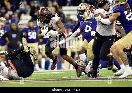 Seattle, WA, USA. 04.. November 2022. Oregon State Beavers läuft zurück Deshaun Fenwick (5) durchläuft die Washington-Linie während des NCAA-Fußballspiels zwischen den Oregon State Beavers und Washington Huskies im Husky Stadium in Seattle, WA. Washington besiegte den Staat Oregon 24-21. Steve Faber/CSM/Alamy Live News Stockfoto