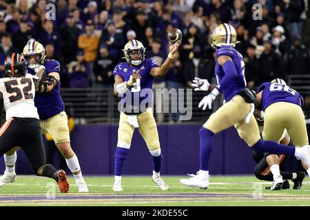 04. November 2022: Washington Huskies Quarterback Michael PeniX Jr. (9) veröffentlicht während des NCAA-Fußballspiels zwischen den Oregon State Beavers und Washington Huskies im Husky Stadium in Seattle, WA, einen Pass. Washington besiegte den Staat Oregon 24-21. Steve Faber/CSM Stockfoto