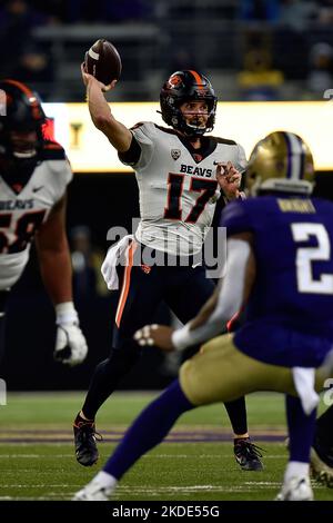 Seattle, WA, USA. 04.. November 2022. Oregon State Beavers Quarterback Ben Gulbranson (17) wirft während des NCAA-Fußballspiels zwischen den Oregon State Beavers und Washington Huskies im Husky Stadium in Seattle, WA, ins Feld. Washington besiegte den Staat Oregon 24-21. Steve Faber/CSM/Alamy Live News Stockfoto