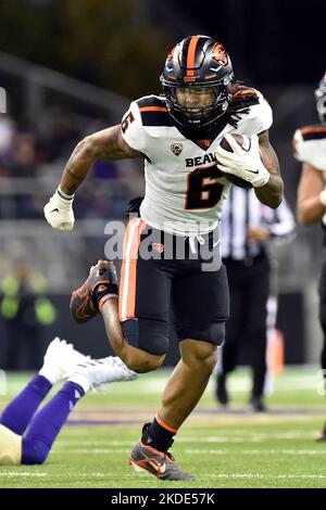 Seattle, WA, USA. 04.. November 2022. Oregon State Beavers läuft zurück Damien Martinez (6) spielt den Ball während des NCAA-Fußballspiels zwischen den Oregon State Beavers und Washington Huskies im Husky Stadium in Seattle, WA. Washington besiegte den Staat Oregon 24-21. Steve Faber/CSM/Alamy Live News Stockfoto