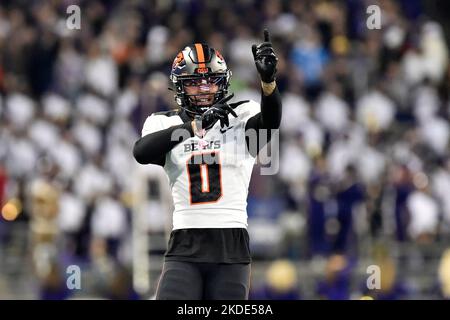 Seattle, WA, USA. 04.. November 2022. Der Oregon State Beavers Wide Receiver Tre'Shaun Harrison (0) spielt während des NCAA-Fußballspiels zwischen den Oregon State Beavers und den Washington Huskies im Husky Stadium in Seattle, WA, vor der Menge. Washington besiegte den Staat Oregon 24-21. Steve Faber/CSM/Alamy Live News Stockfoto