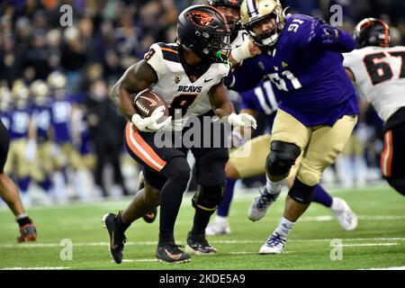 04. November 2022: == während des NCAA-Fußballspiels zwischen den Oregon State Beavers und Washington Huskies im Husky Stadium in Seattle, WA. Washington besiegte den Staat Oregon 24-21. Steve Faber/CSM Stockfoto