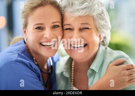 Sie sind in sicheren Händen. Nahaufnahme Porträt einer attraktiven Krankenschwester und ihrer älteren Patientin im Krankenhaus. Stockfoto