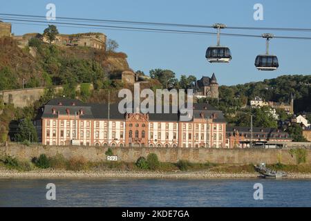 Dikasterialgebäude am Rheinufer mit Seilbahn und Gondeln zur UNESCO-Festung Ehrenbreitstein, Koblenz, Rheinland-Pfalz, Obere Stockfoto