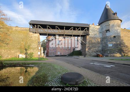 Historische Stadtbefestigung mit Helmswart-Turm und Holzbrücke, Andernach, Rheinland-Pfalz, Oberes Mittelrheintal, Deutschland Stockfoto