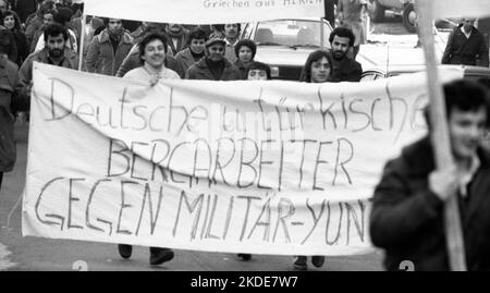 8000 Türken und ihre Familien demonstrierten am 31.01.1981 in Köln gegen die Militärdiktatur in ihrem Land Stockfoto