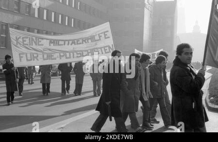 8000 Türken und ihre Familien demonstrierten am 31.01.1981 in Köln gegen die Militärdiktatur in ihrem Land Stockfoto