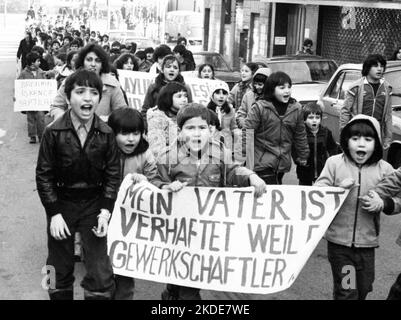 8000 Türken und ihre Familien demonstrierten am 31.01.1981 in Köln gegen die Militärdiktatur in ihrem Land Stockfoto