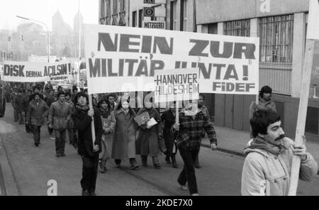 8000 Türken und ihre Familien demonstrierten am 31.01.1981 in Köln gegen die Militärdiktatur in ihrem Land Stockfoto