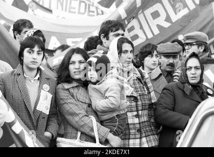 8000 Türken und ihre Familien demonstrierten am 31.01.1981 in Köln gegen die Militärdiktatur in ihrem Land Stockfoto