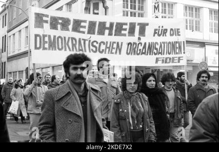 8000 Türken und ihre Familien demonstrierten am 31.01.1981 in Köln gegen die Militärdiktatur in ihrem Land Stockfoto