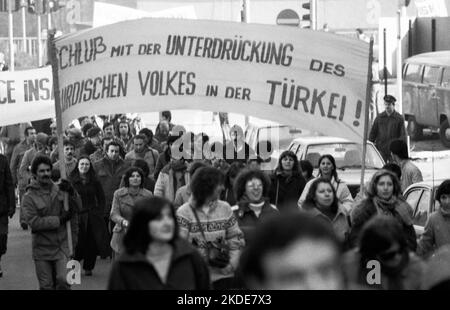 8000 Türken und ihre Familien demonstrierten am 31.01.1981 in Köln gegen die Militärdiktatur in ihrem Land Stockfoto