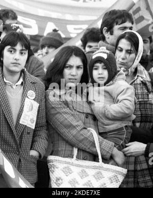 8000 Türken und ihre Familien demonstrierten am 31.01.1981 in Köln gegen die Militärdiktatur in ihrem Land Stockfoto