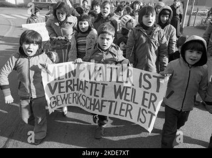 8000 Türken und ihre Familien demonstrierten am 31.01.1981 in Köln gegen die Militärdiktatur in ihrem Land Stockfoto