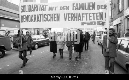 8000 Türken und ihre Familien demonstrierten am 31.01.1981 in Köln gegen die Militärdiktatur in ihrem Land Stockfoto