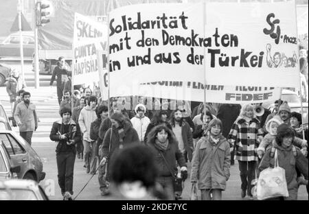 8000 Türken und ihre Familien demonstrierten am 31.01.1981 in Köln gegen die Militärdiktatur in ihrem Land Stockfoto