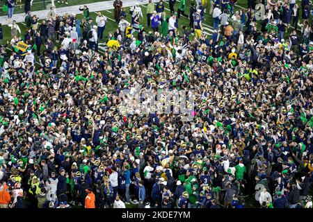 South Bend, Indiana, USA. 05. Nov, 2022. Während der NCAA Fußballspiel-Action zwischen den Clemson Tigers und der Notre Dame kämpfen Irish im Notre Dame Stadium in South Bend, Indiana. Notre Dame besiegte Clemson 35-14. John Mersits/CSM/Alamy Live News Stockfoto