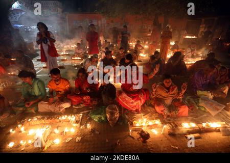 Tausende hinduistischer Anhänger sitzen mit Prodip und beten zu Gott vor dem Shri Shri Lokanath Brahmachari Ashram Tempel, während des religiösen Festivals Kartik Brati, auch bekannt als Rakher Upobash. Jedes Jahr treffen sich Tausende hinduistischer Anhänger vor dem Shri Shri Lokenath Brahmachari Ashram Tempel, um das Kartik Brati oder Rakher Upobash religiöse Fest zu feiern. Anhänger sitzen vor dem Kerzenlicht (lokal als Prodip bezeichnet). Lokenath Brahmachari, genannt Baba Lokenath, war ein Hindu-heiliger und Philosoph aus dem 18.. Jahrhundert in Bengalen. Hindu-Anbeter fasten und beten ernsthaft zu den Göttern für thei Stockfoto