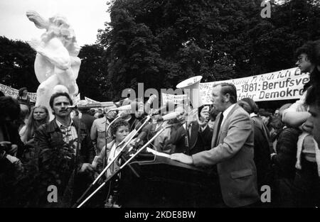 In Wuppertal wurde eine Skulptur die starke Linke zu Ehren von Friedrich Engels des Wiener Bildhauers Alfred Hrdlicka enthüllt. Juli 1981, Deutschland Stockfoto