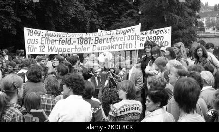 In Wuppertal wurde eine Skulptur die starke Linke zu Ehren von Friedrich Engels des Wiener Bildhauers Alfred Hrdlicka enthüllt. Juli 1981, Deutschland Stockfoto