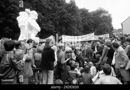 In Wuppertal wurde eine Skulptur die starke Linke zu Ehren von Friedrich Engels des Wiener Bildhauers Alfred Hrdlicka enthüllt. Juli 1981, Deutschland Stockfoto