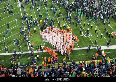 South Bend, Indiana, USA. 05. Nov, 2022. Während der NCAA Fußballspiel-Action zwischen den Clemson Tigers und der Notre Dame kämpfen Irish im Notre Dame Stadium in South Bend, Indiana. Notre Dame besiegte Clemson 35-14. John Mersits/CSM/Alamy Live News Stockfoto