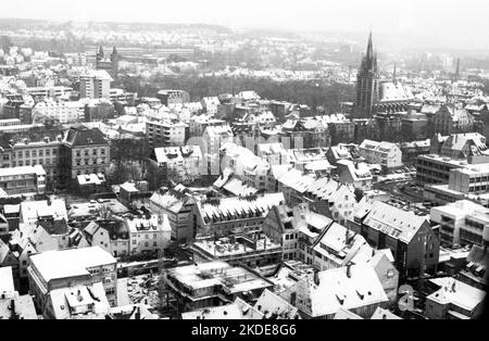 Friedensbewegung demonstriert gegen Raketenstützpunkte trotz heftigem Schneefall im Dezember 1981.Stadtbild Ulm aus dem Dom, Deutschland Stockfoto