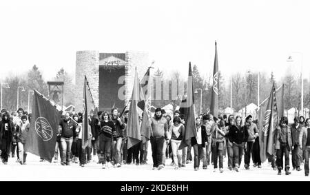 Die Jugendorganisation der SPD, Junge Sozialisten, ehrte die Nazi-Opfer im KZ Dachau, Deutschland, im Jahr 1982 Stockfoto