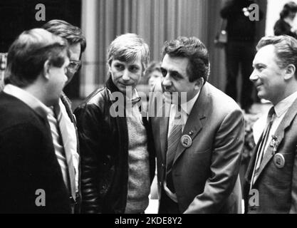 Der Bundeskongress der linken Sozialistischen Deutschen Arbeiterjugend (SDAJ) 7. im Jahr 1982.Egon Krenz (M), Wolfgang Gehrke (links) Sigmund Jaehn (rechts) Stockfoto